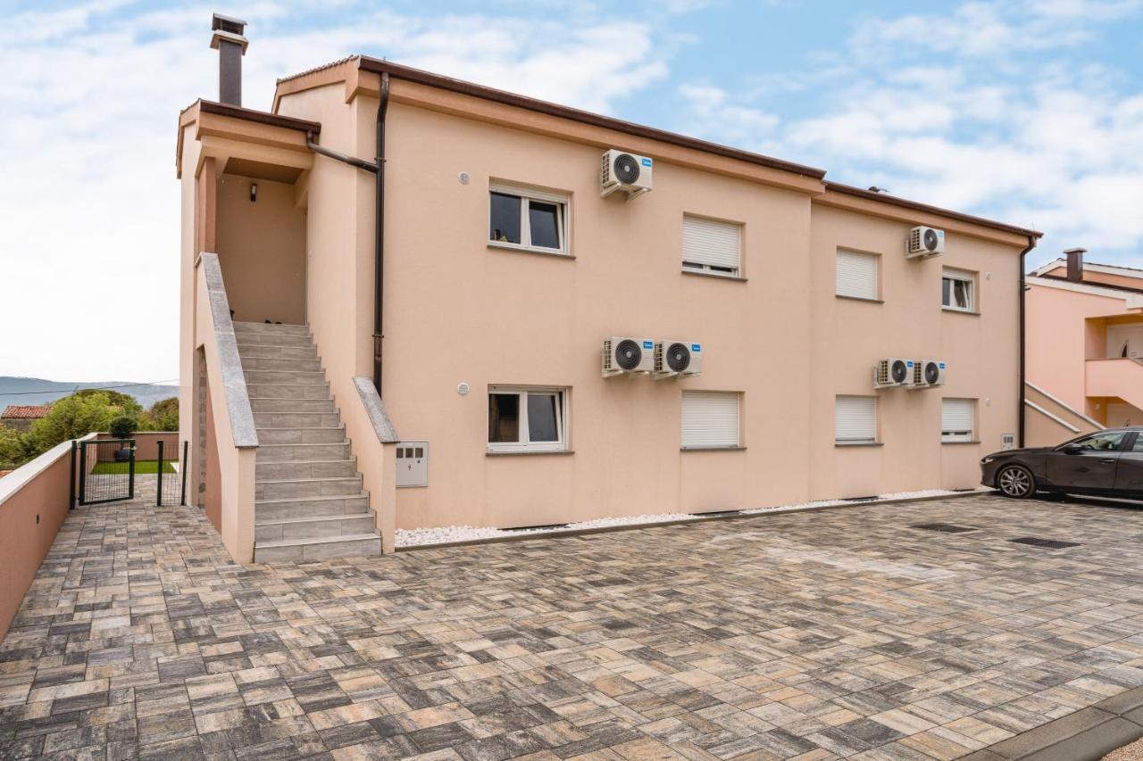 Ruby Apartment *
